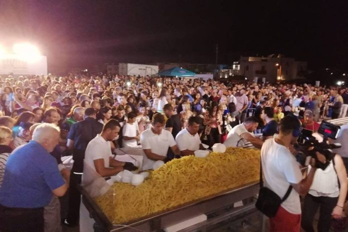 Ρεκόρ Γκίνες στη Νάξο – Τηγάνισαν 625 κιλά πατάτες σε οκτώ ώρες