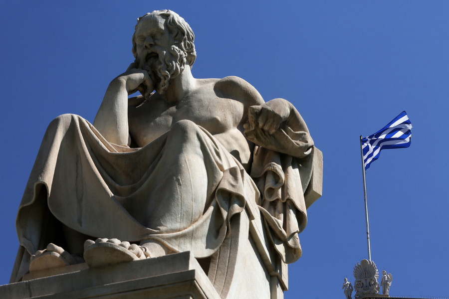 Αξιωματούχος Κομισιόν: Εντός στόχων η Ελλάδα – Παράθυρο για μη περικοπή των συντάξεων