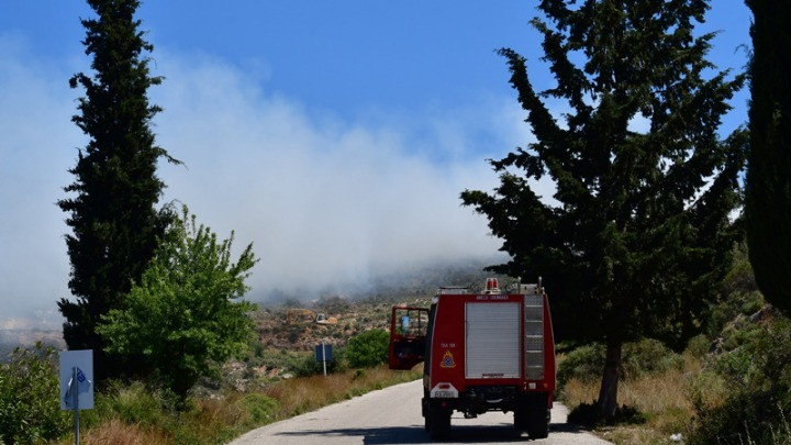 Δύο πυροσβέστες τραυματίστηκαν στην πυρκαγιά που μαίνεται στην Λακωνία