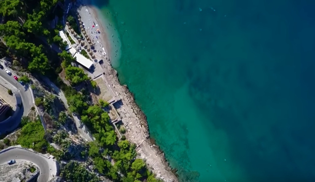 Η πανέμορφη παραλία της Αρβανιτιάς από ψηλά [ΒΙΝΤΕΟ]