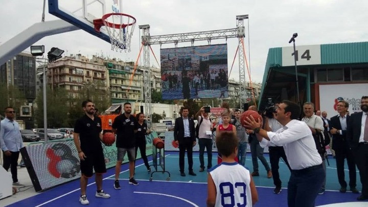 Ο Αλέξης Τσίπρας παίζει μπάσκετ στο περίπτερο της ΓΓΑ στην ΔΕΘ [Βίντεο]