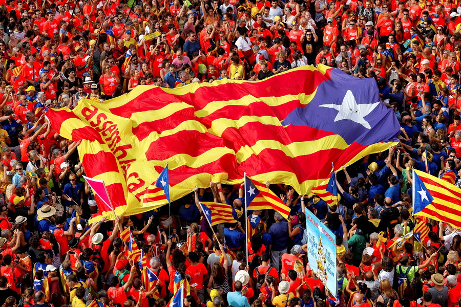 Στους δρόμους ένα εκατομμύριο Καταλανοί για να ζητήσουν την ανεξαρτησία τους