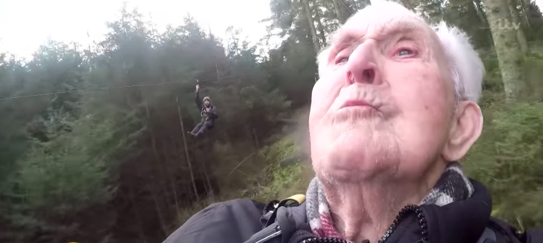 Ηλικιωμένος 106 ετών έτοιμος για όλα: Tατουάζ, rollercoaster και zip wire