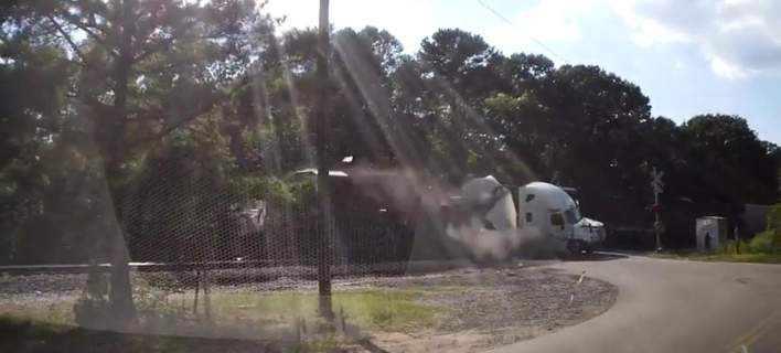 Βίντεο που κόβει την ανάσα: Τρένο συγκρούεται με νταλίκα [Βίντεο]