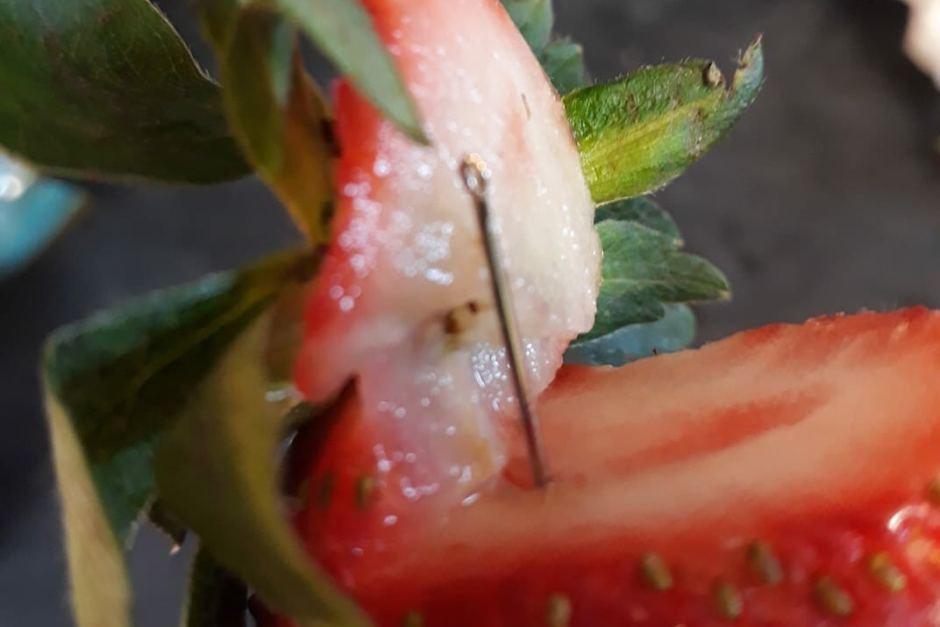 Έβαλαν βελόνες μέσα στις φράουλες – Τους επικήρυξαν οι αρχές