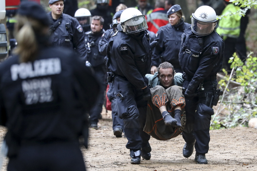Αστυνομικοί εκκενώνουν… δάσος: Βγάζουν σηκωτούς τους ακτιβιστές κατά του λιγνίτη