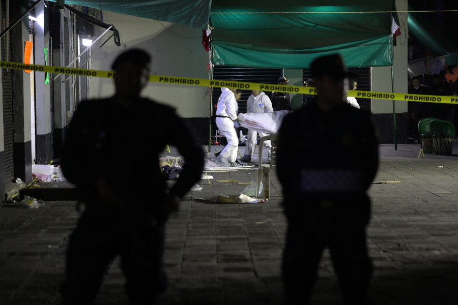 Ντύθηκαν μουσικοί του δρόμου κι άνοιξαν πυρ σε τουριστική πλατεία του Μεξικού – Πέντε νεκροί και τραυματίες