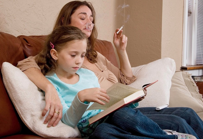 Oι κίνδυνοι για τα παιδιά από ενήλικες που καπνίζουν