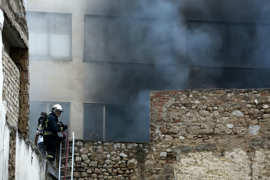 Υπό μερικό έλεγχο η πυρκαγιά σε κτίριο στο Μοναστηράκι