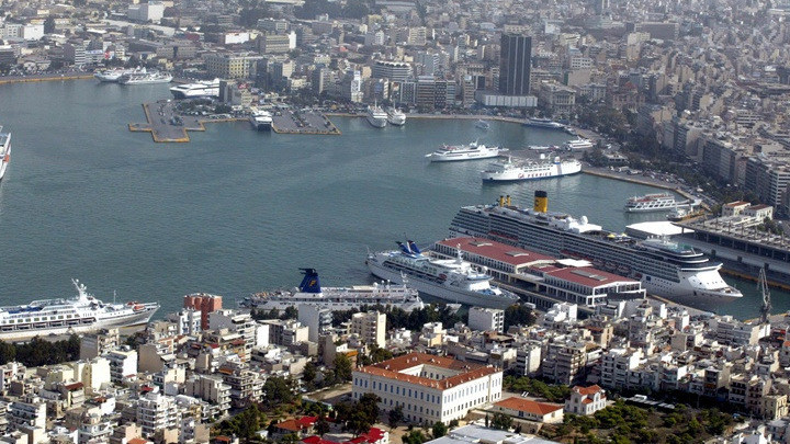«Τσούγκρισμα» οχηματαγωγών στο λιμάνι του Πειραιά
