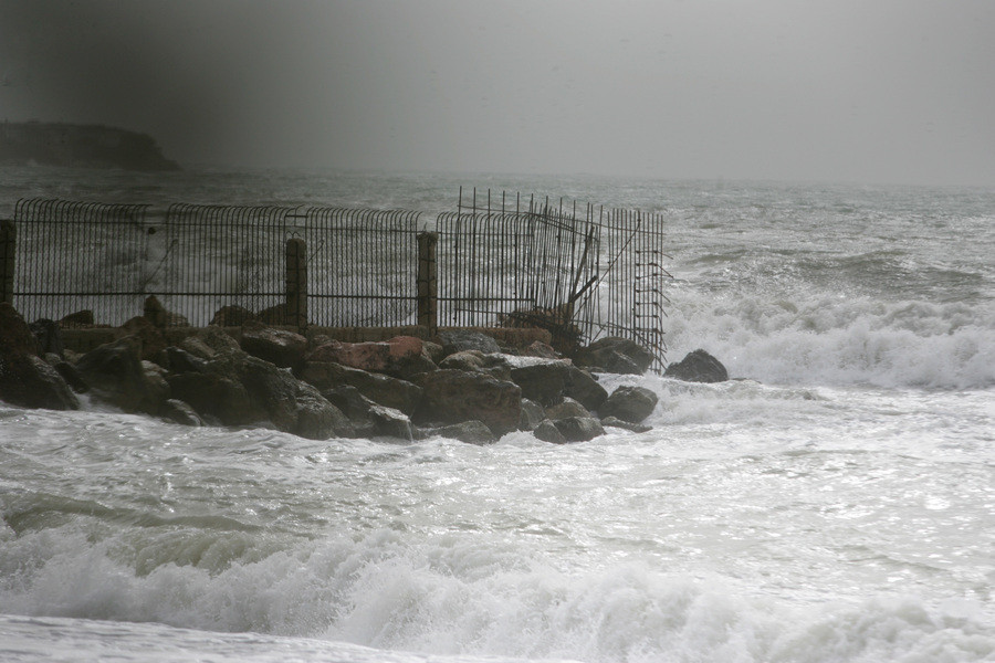 Προβλήματα από τους θυελλώδεις ανέμους: Κλειστά λιμάνια – Κλειστά σχολεία σε Άνδρο, Τήνο, Μύκονο