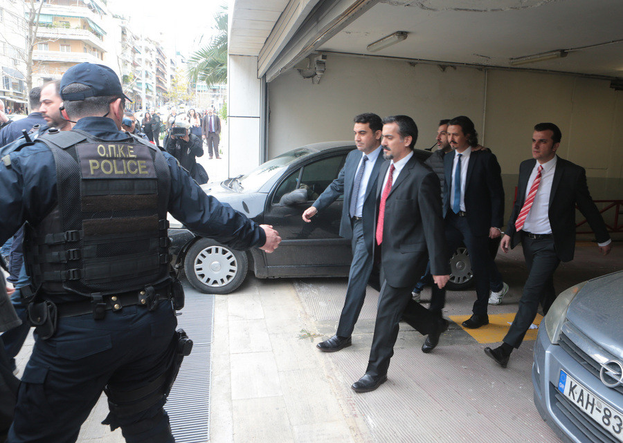 Η Τουρκία εμπλέκει την Interpol στους 8 Τούρκους στρατιωτικούς