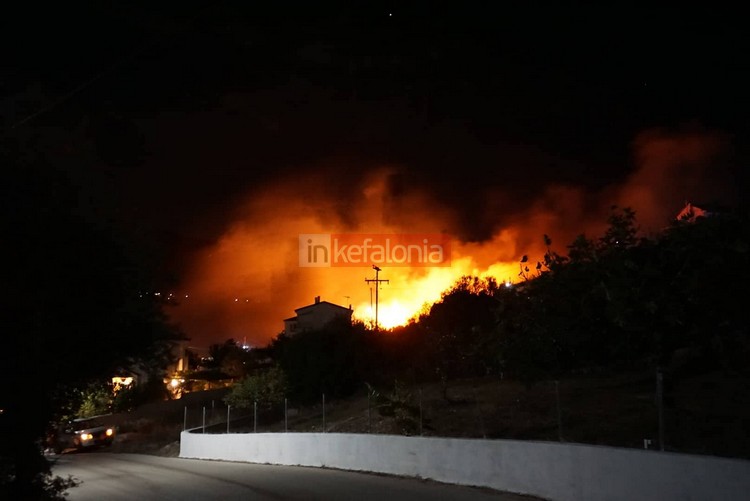 Σε ύφεση οι πυρκαγιές σε Κεφαλονιά, Αχαϊα, Μαραθώνα – Σε εξέλιξη στην Αρκαδία [Βίντεο]