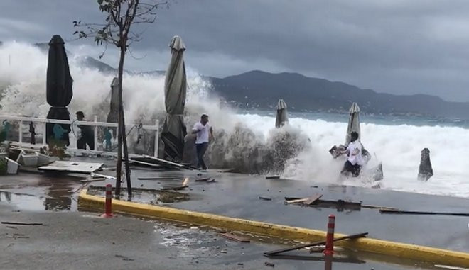 Κύματα καταπίνουν ακτές σε Καλαμάτα – Μάνη [Βίντεο]