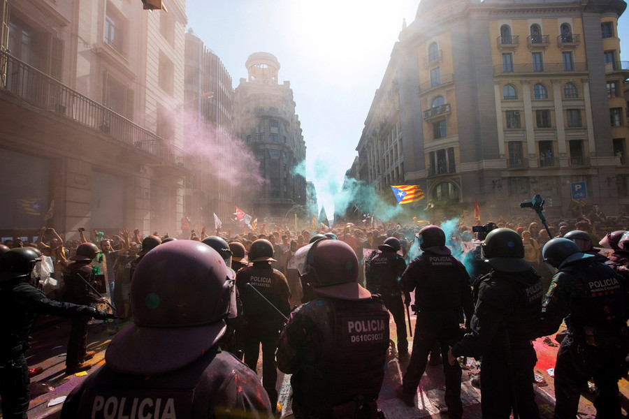 Συγκρούσεις στην Καταλονία για την ανεξαρτησία [Βίντεο]