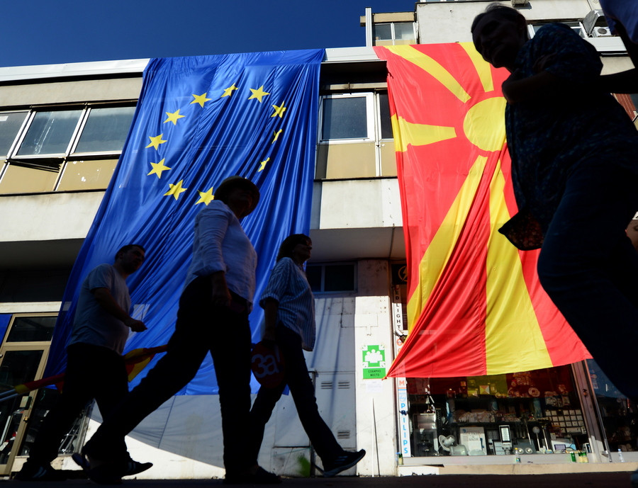 Κομισιόν: Καλεί πολιτικούς και θεσμικούς φορείς στην ΠΓΔΜ να υπερβούν κομματικές κατευθύνσεις