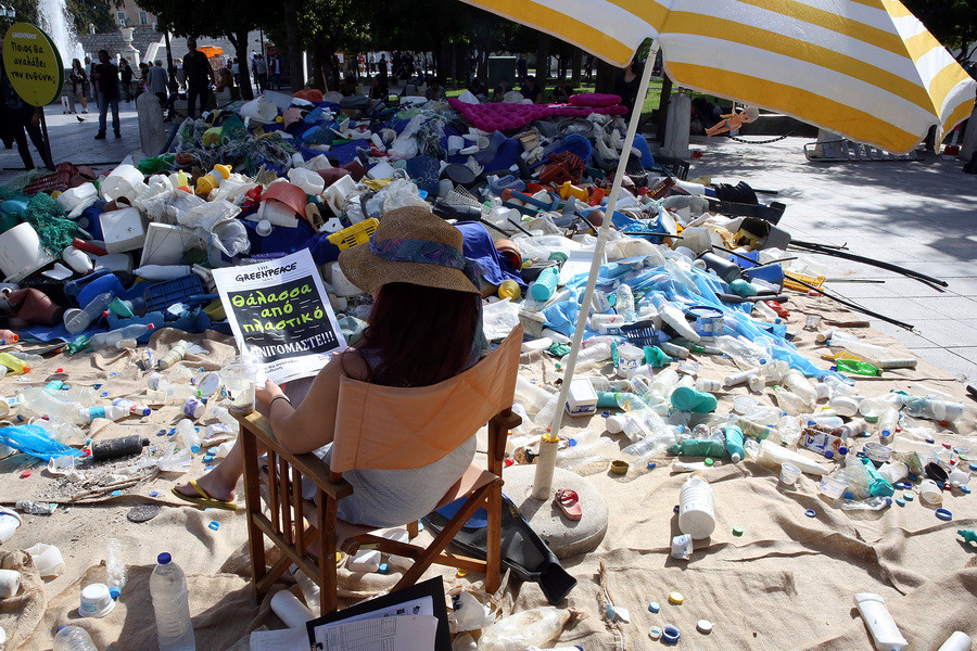 Η Greenpeace γέμισε την πλατεία Συντάγματος με πλαστικά σκουπίδια [Βίντεο]