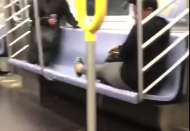 Απρόσκλητος επισκέπτης: Αρουραίος φέρνει πανικό σε βαγόνι του μετρό [ΒΙΝΤΕΟ]