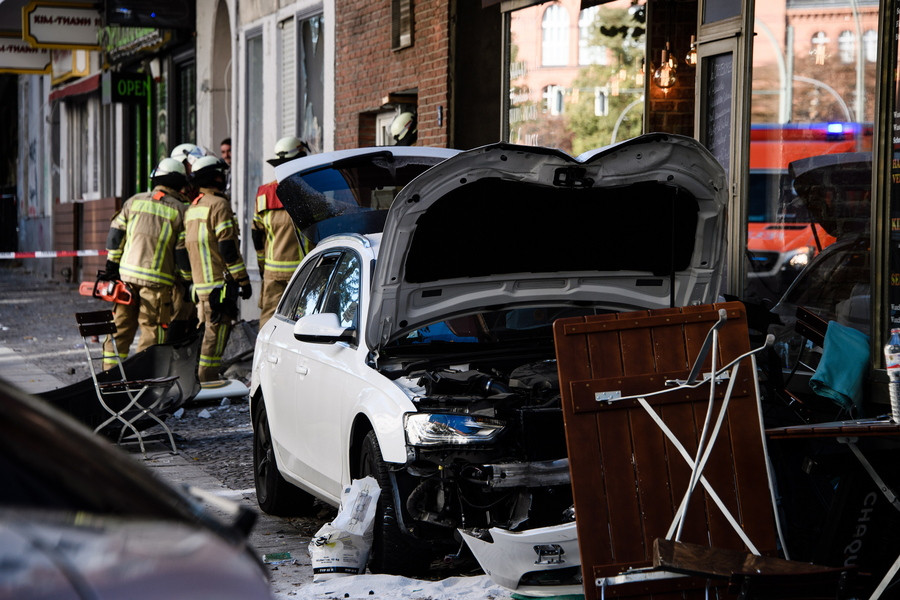 Οδηγός έπεσε με αυτοκίνητο σε καφέ στο Βερολίνο – Δεν υπάρχουν ενδείξεις τρομοκρατίας