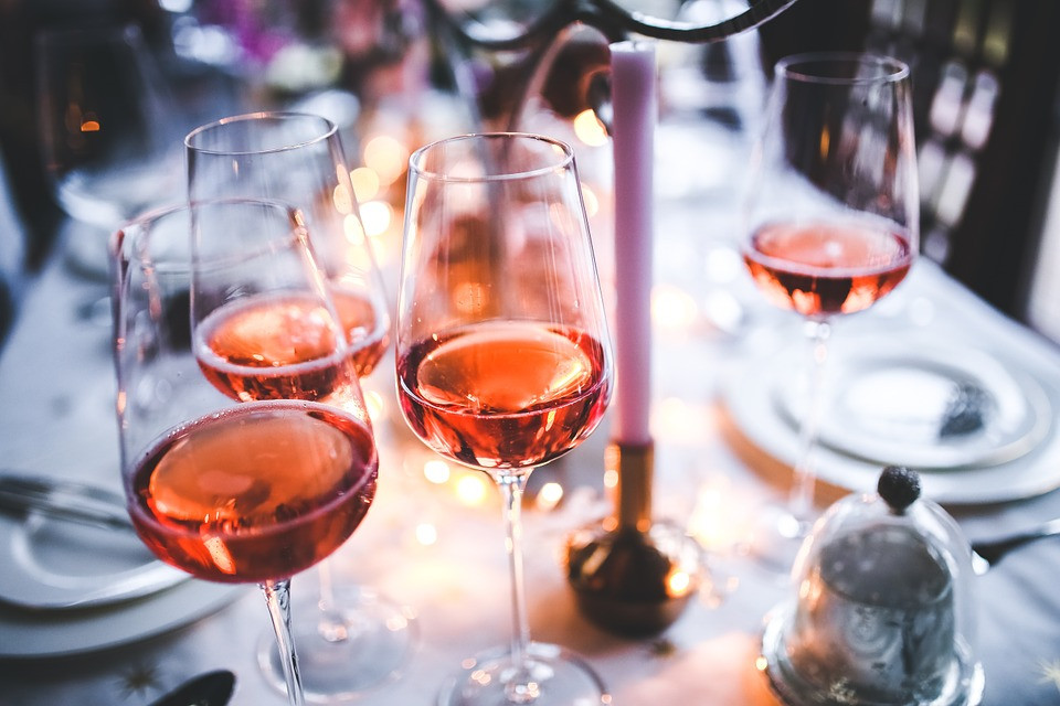 Νέα έρευνα ανατρέπει τα δεδομένα για όσους πίνουν κρασί