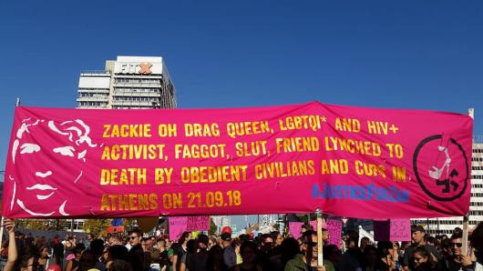 Πανό για τον Ζακ στη μεγαλειώδη πορεία κατά του ρατσισμού στο Βερολίνο [Βίντεο]