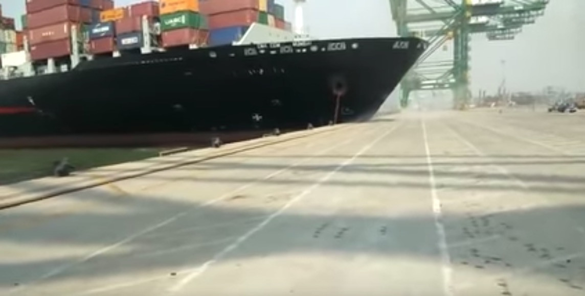 Ακυβέρνητο φορτηγό πλοίο διαλύει λιμάνι στην Ινδία [ΒΙΝΤΕΟ]