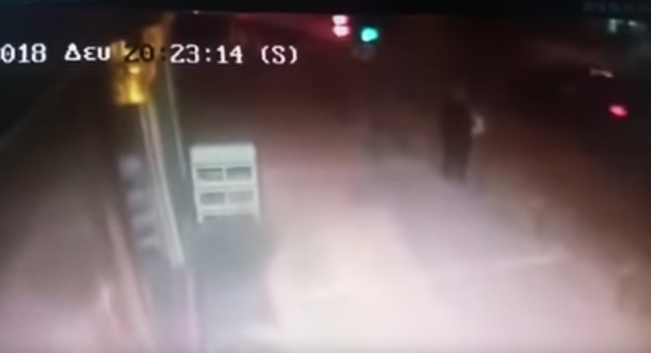 Βίντεο – ντοκουμέντο από τη στιγμή της επίθεσης στο Α.Τ. της Ομόνοιας