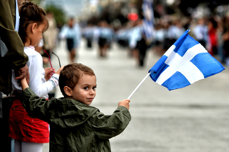 Οι Έλληνες απέφυγαν την παρέλαση Λυκείου και θα παρελάσουν πρόσφυγες