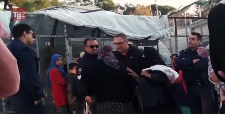 Σάλος με αστυνομικό που βρίζει χυδαία ηλικιωμένη πρόσφυγα στη Μόρια [Βίντεο]
