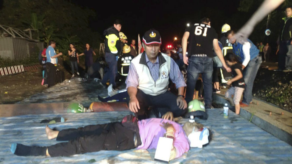 Νεκροί και τραυματίες από εκτροχιασμό αμαξοστοιχίας στην Ταϊβάν
