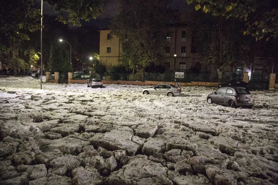 Πρωτοφανείς εικόνες στη Ρώμη από χαλαζόπτωση [Βίντεο]