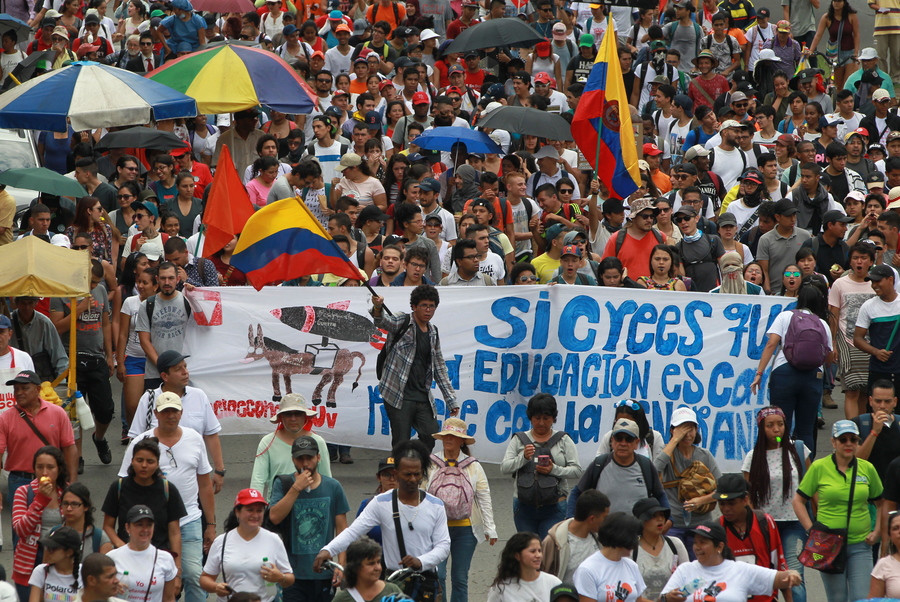 Χιλιάδες καθηγητές και μαθητές στους δρόμους της Κολομβίας για τη δημόσια παιδεία