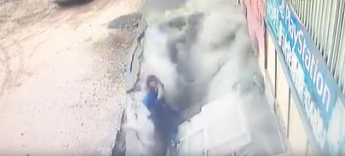 Άνοιξε η γη και τις… «κατάπιε» [ΒΙΝΤΕΟ]