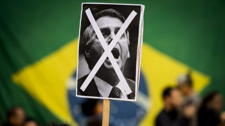 «Όχι αυτόν»: Η Βραζιλία εκλέγει πρόεδρο έναν νοσταλγό της δικτατορίας
