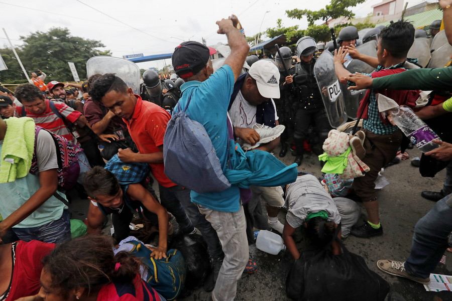 Απόπειρα αναχαίτισης του καραβανιού μεταναστών: Ένας νεκρός, δέκα τραυματίες