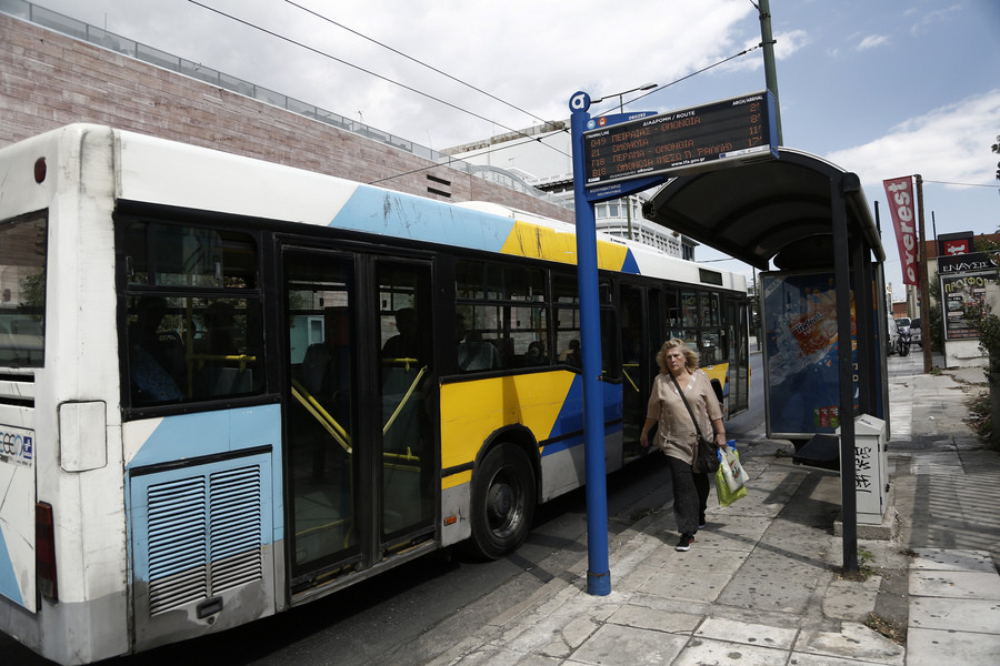 Επιθέσεις σε λεωφορεία στους Αγίους Αναργύρους και στη Συγγρού – Τραυματισμός επιβάτη