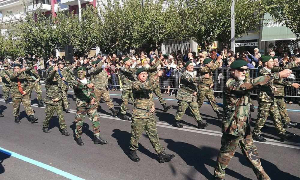 Ακροδεξιοί με στολές παραλλαγής «άνοιξαν» τη μαθητική παρέλαση στο δήμο Ελληνικού – Αργυρούπολης [Βίντεο]