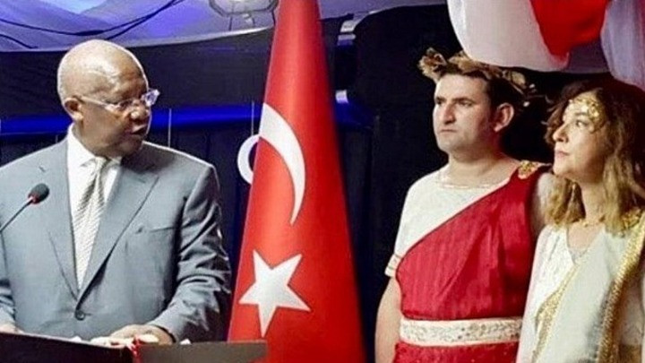 Ανακλήθηκε η πρέσβειρα της Τουρκίας στην Ουγκάντα, επειδή ντύθηκε «Ωραία Ελένη»