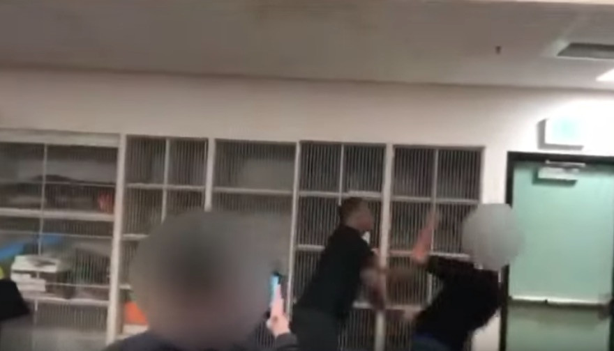 Καθηγητής απάντησε με μπουνιές σε ρατσιστική επίθεση μαθητή του [Βίντεο]