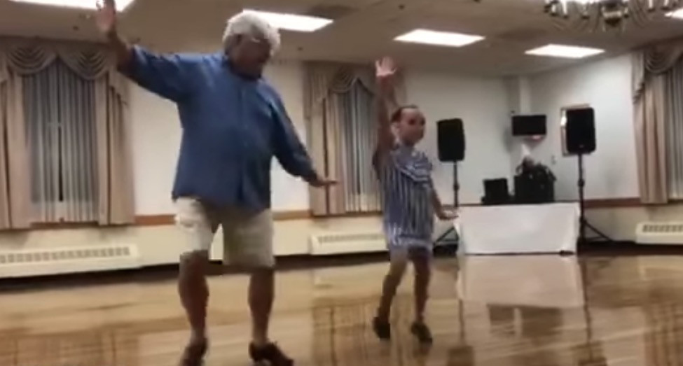 Παππούς και εγγονή σε ένα χορευτικό που κάνει τον γύρο του διαδικτύου [ΒΙΝΤΕΟ]