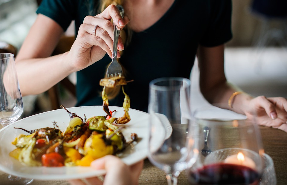 Η Google ξέρει σε ποια εστιατόρια μπορείς να πάθεις… τροφική δηλητηρίαση