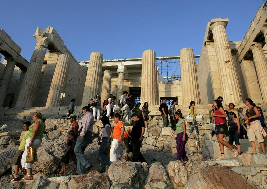 Ιστορικό ρεκόρ στον Τουρισμό: Άγγιξαν τα 33 εκατ. οι τουρίστες στην Ελλάδα