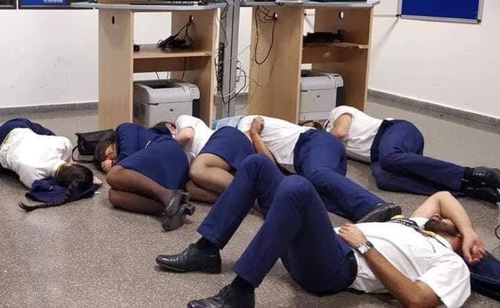 Η Ryanair απέλυσε μέλη πληρώματος που κοιμόντουσαν στο πάτωμα