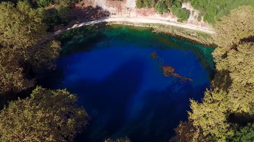 Η γαλάζια λίμνη της Ηπείρου, βγαλμένη από… καρτ ποστάλ [ΒΙΝΤΕΟ]
