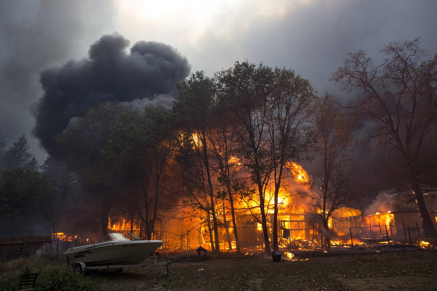 Φωτιές στην Καλιφόρνια: Μαζική εκκένωση και νεκροί
