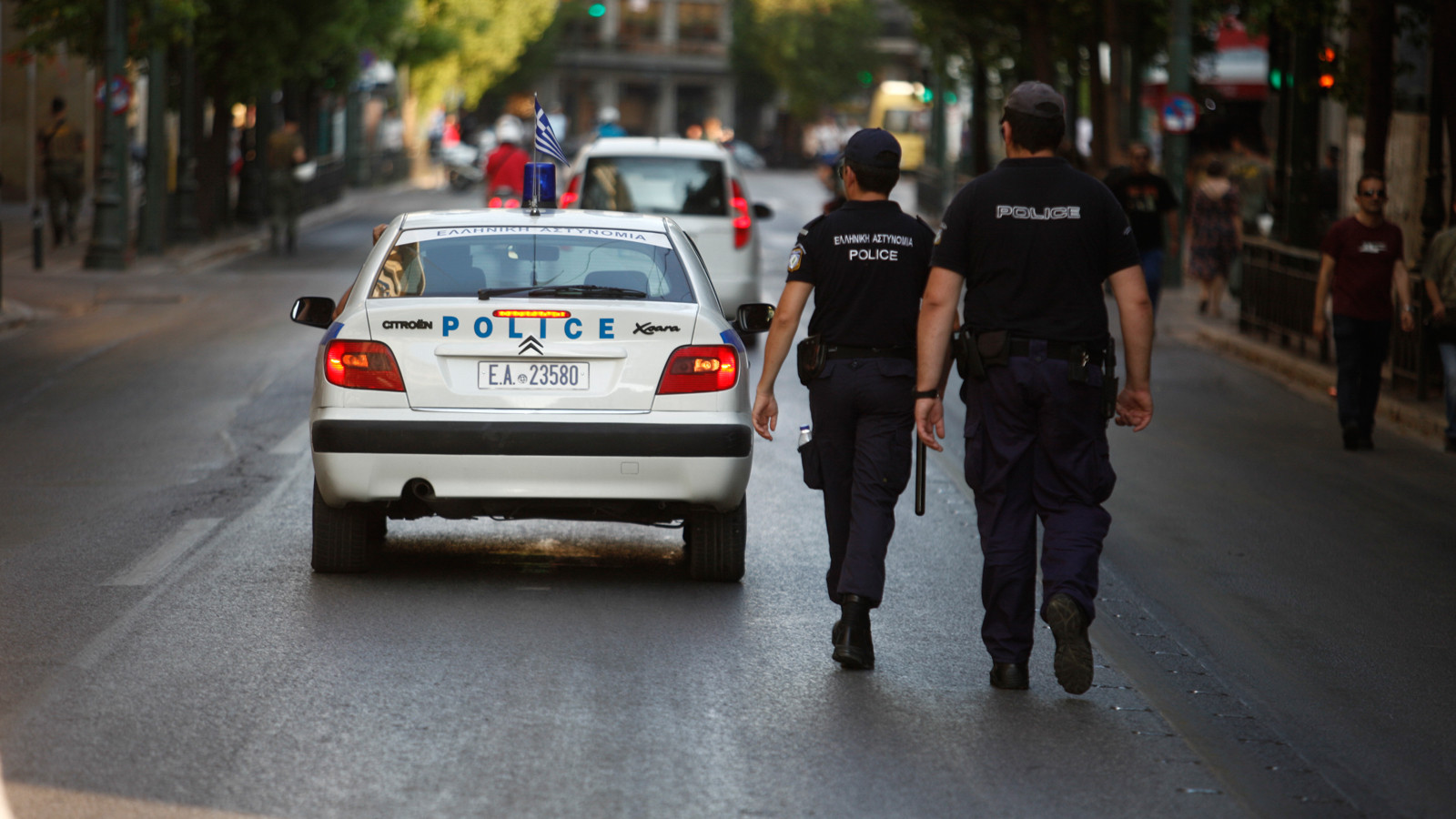 Επίθεση σε αστυνομικούς έξω από το Πρωτοδικείο Αθηνών