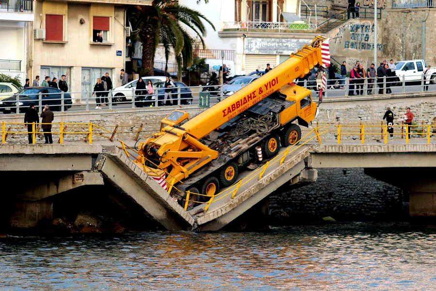 Κατάρρευση γέφυρας στην Καβάλα: Παιχνίδια του Δήμου και μπαλάκι ευθυνών