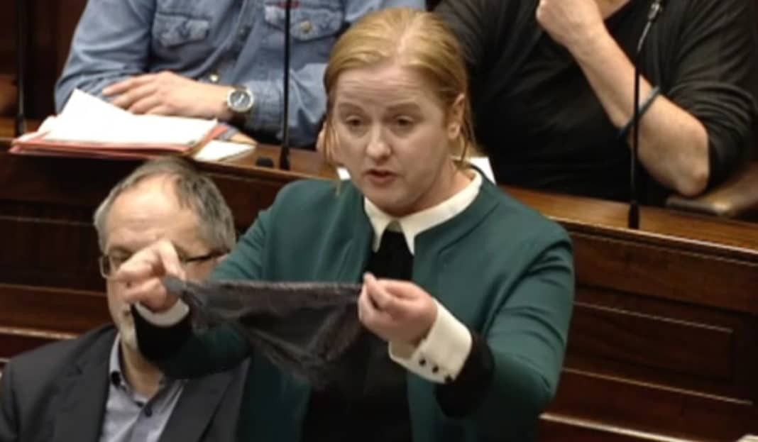 Ιρλανδία: Έφερε στριγκ στη Βουλή ως απάντηση σε αναφορές συνηγόρου βιαστή [Βίντεο]