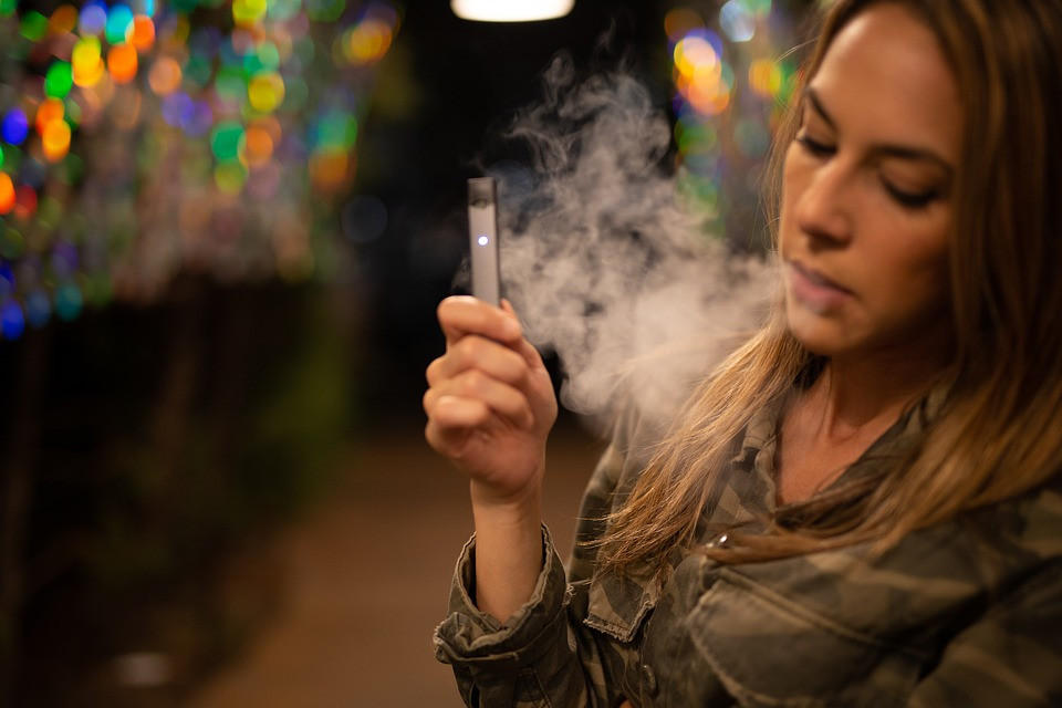 Οι ΗΠΑ περιορίζουν τις πωλήσεις ηλεκτρονικών τσιγάρων για να προφυλάξουν τους νέους