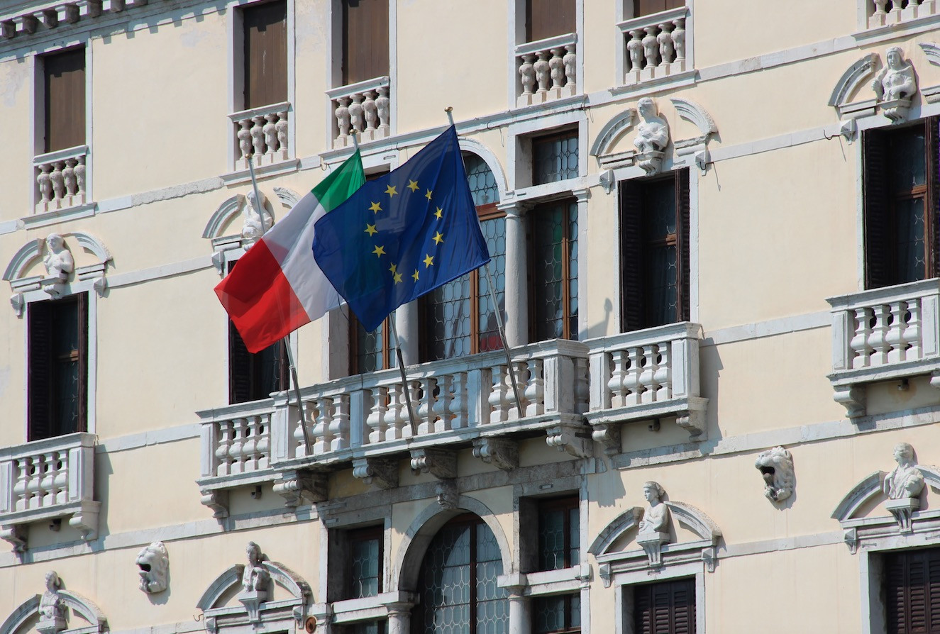 Ντομπρόβσκις: Η Ρώμη αμφισβητεί ανοικτά τους κανόνες της ΕΕ